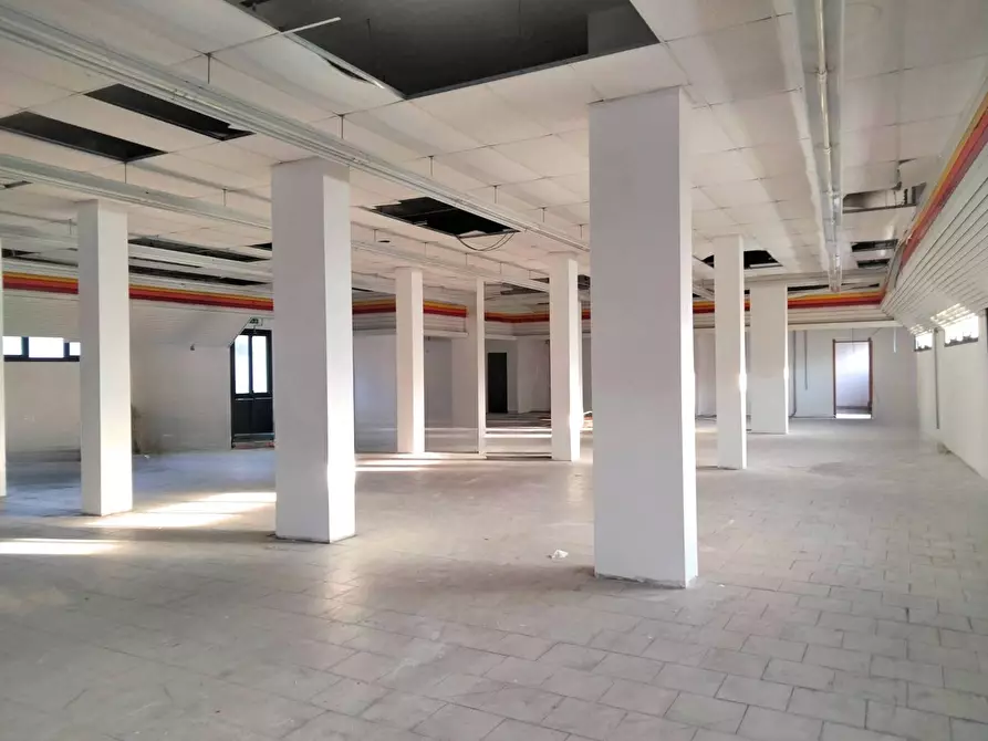 Immagine 5 di Negozio in vendita  a Busto Arsizio