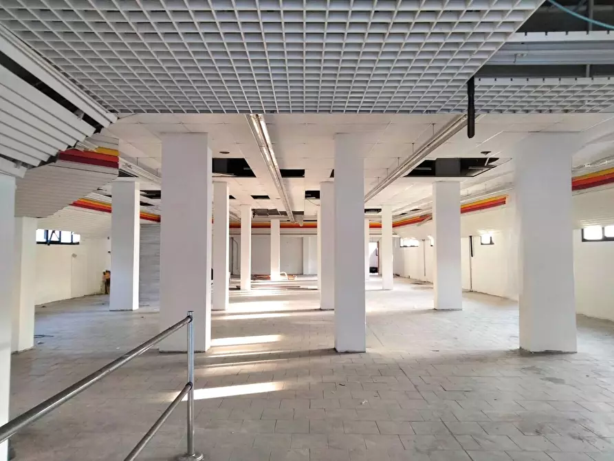 Immagine 7 di Negozio in vendita  a Busto Arsizio