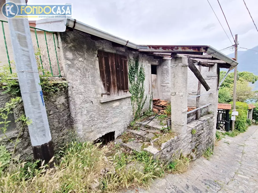 Immagine 1 di Casa semindipendente in vendita  in piazzaga a Torno