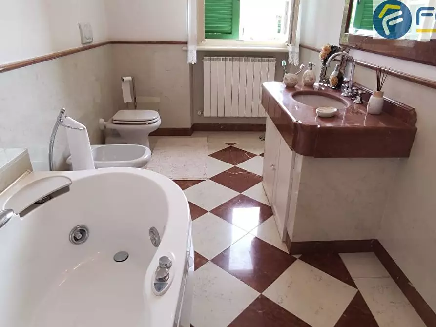 Immagine 12 di Villa in vendita  in via martiri di s anna a Seravezza