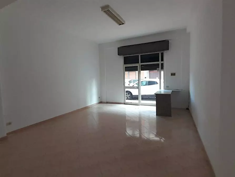 Immagine 4 di Locale commerciale in affitto  a Gravina Di Catania