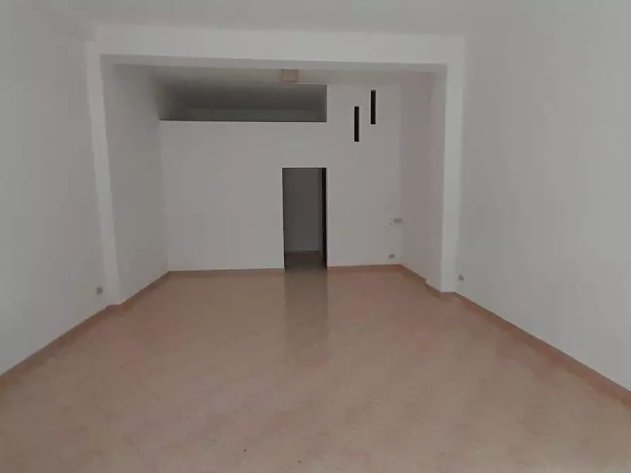 Immagine 2 di Locale commerciale in affitto  a Gravina Di Catania