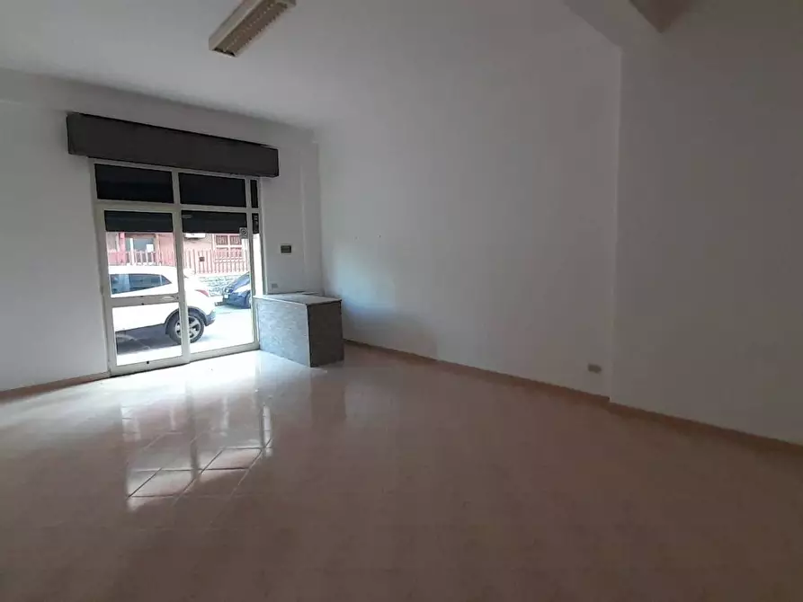 Immagine 5 di Locale commerciale in affitto  a Gravina Di Catania