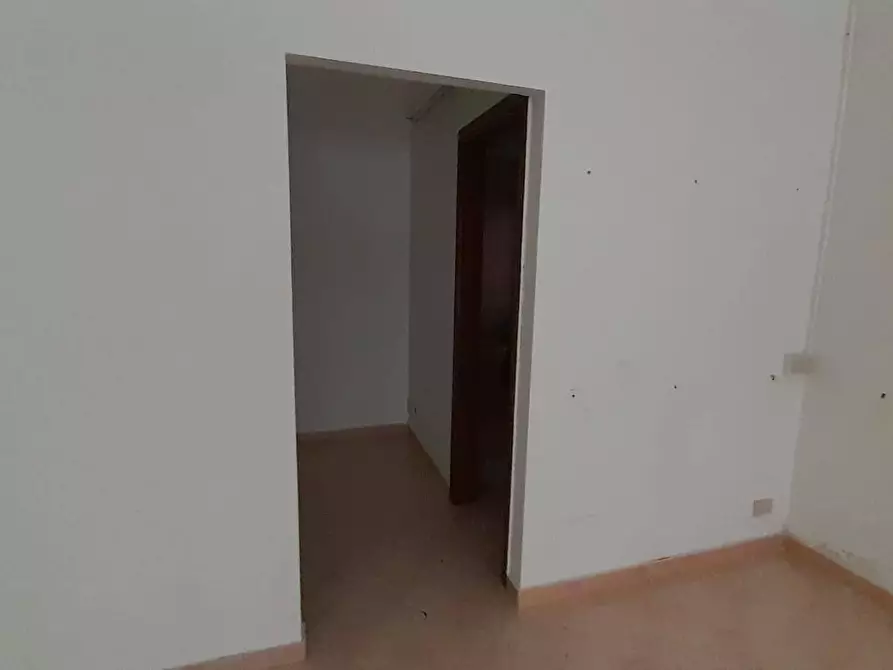 Immagine 6 di Locale commerciale in affitto  a Gravina Di Catania