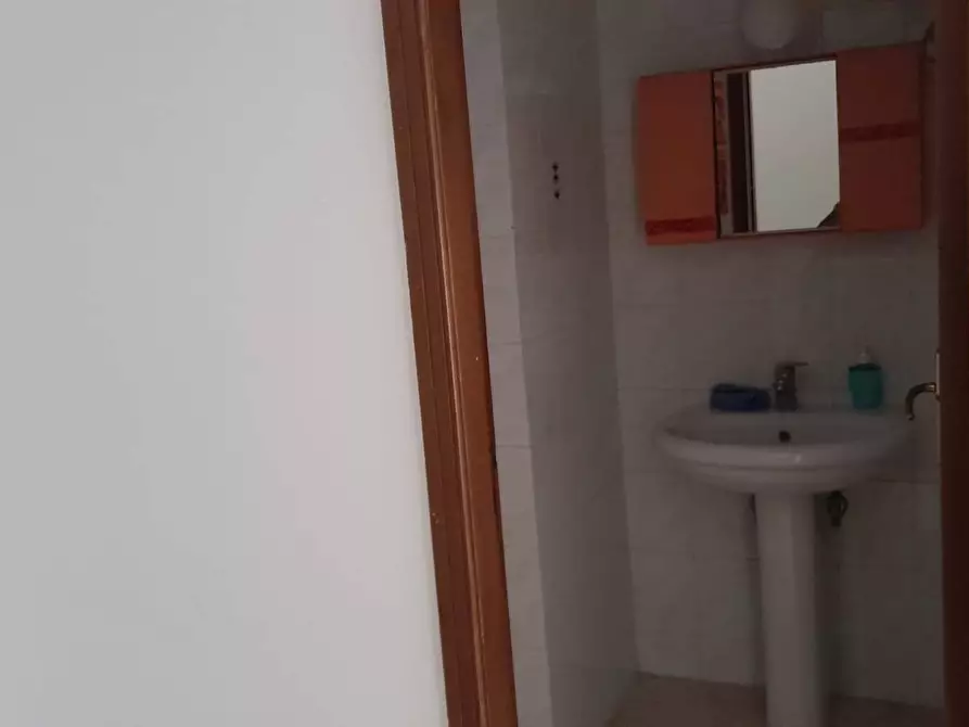 Immagine 7 di Locale commerciale in affitto  a Gravina Di Catania