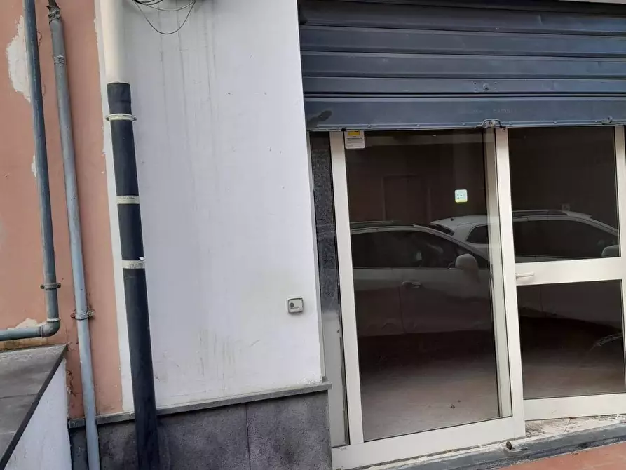 Immagine 3 di Locale commerciale in affitto  a Gravina Di Catania