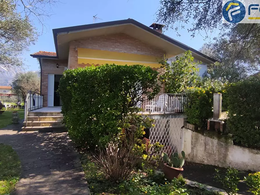 Immagine 1 di Villa in vendita  in via don mizoni a Pietrasanta