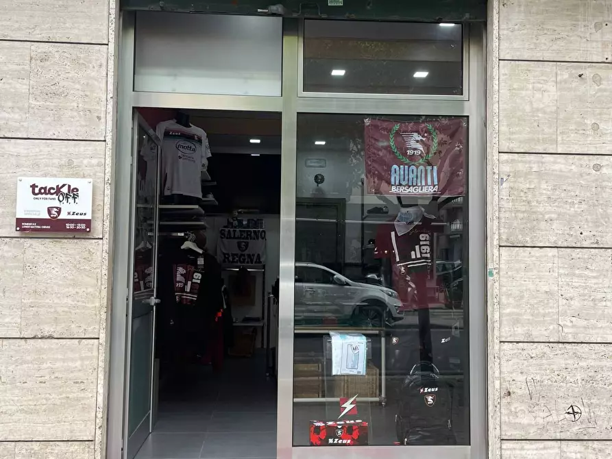 Immagine 1 di Locale commerciale in affitto  a Salerno