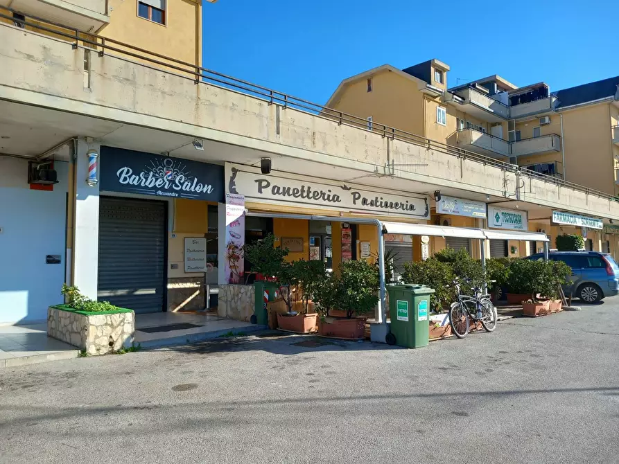 Immagine 1 di Attività commerciale in vendita  in Viale Giuseppe Verdi a Montecorvino Pugliano