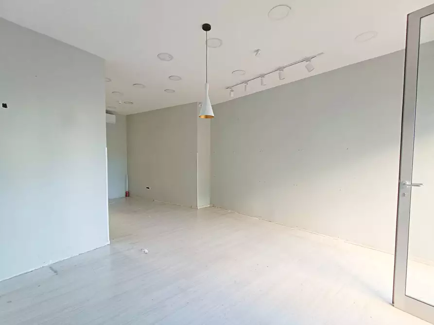 Immagine 12 di Locale commerciale in vendita  a San Giorgio A Cremano