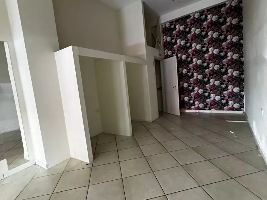 Immagine 3 di Locale commerciale in affitto  in Via sabato robertelli a Salerno