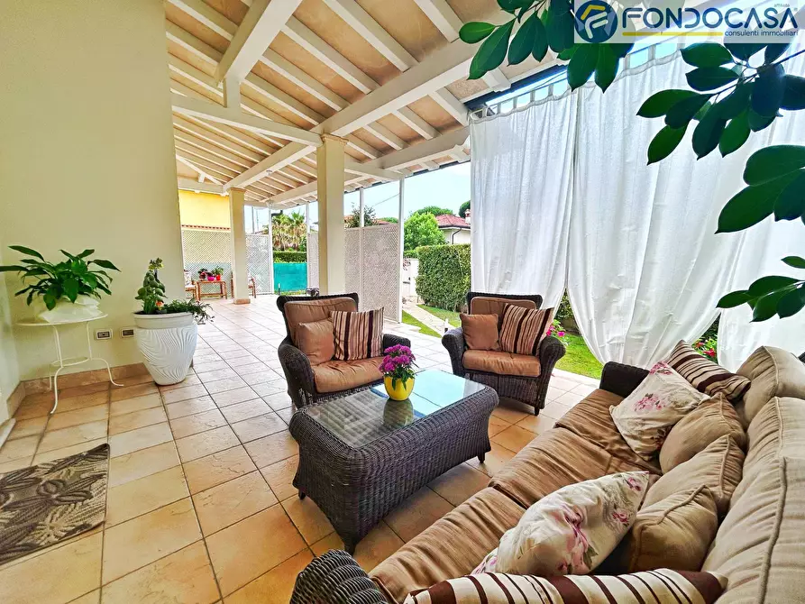 Immagine 2 di Villa in vendita  in via montanara a Pietrasanta