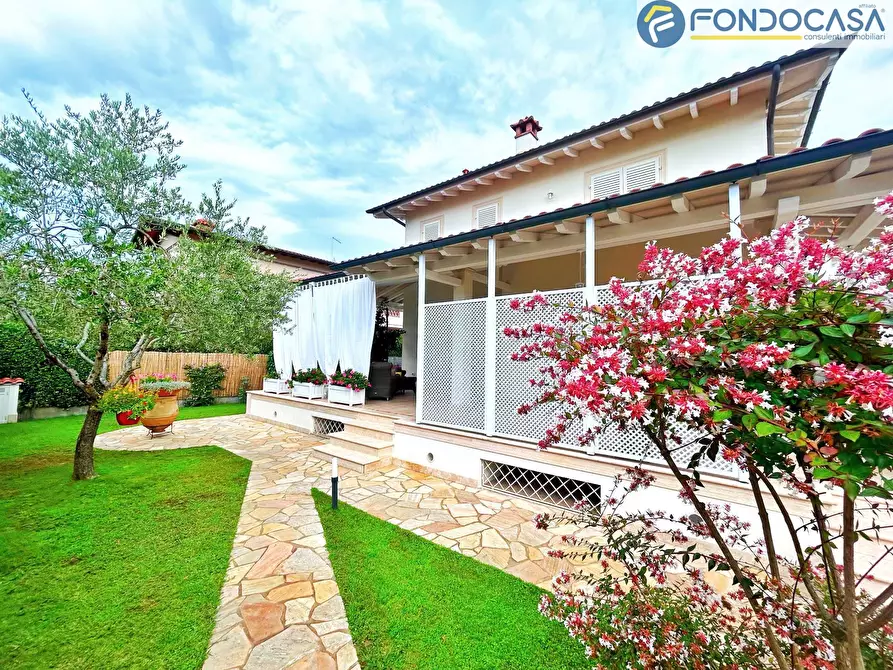Immagine 3 di Villa in vendita  in via montanara a Pietrasanta