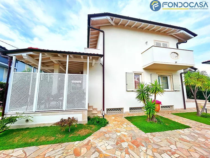 Immagine 4 di Villa in vendita  in via montanara a Pietrasanta