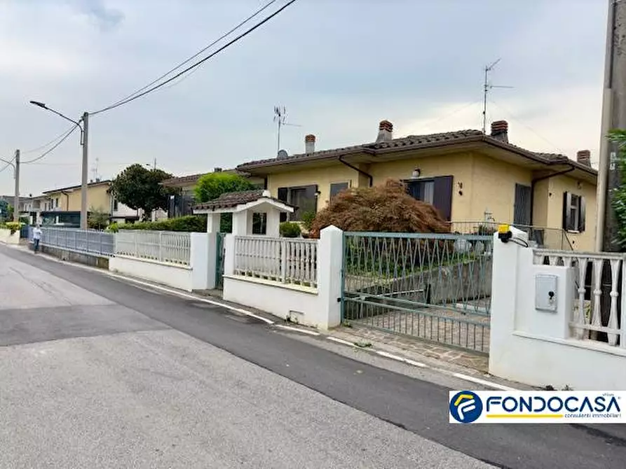 Immagine 1 di Casa bifamiliare in vendita  a Lograto