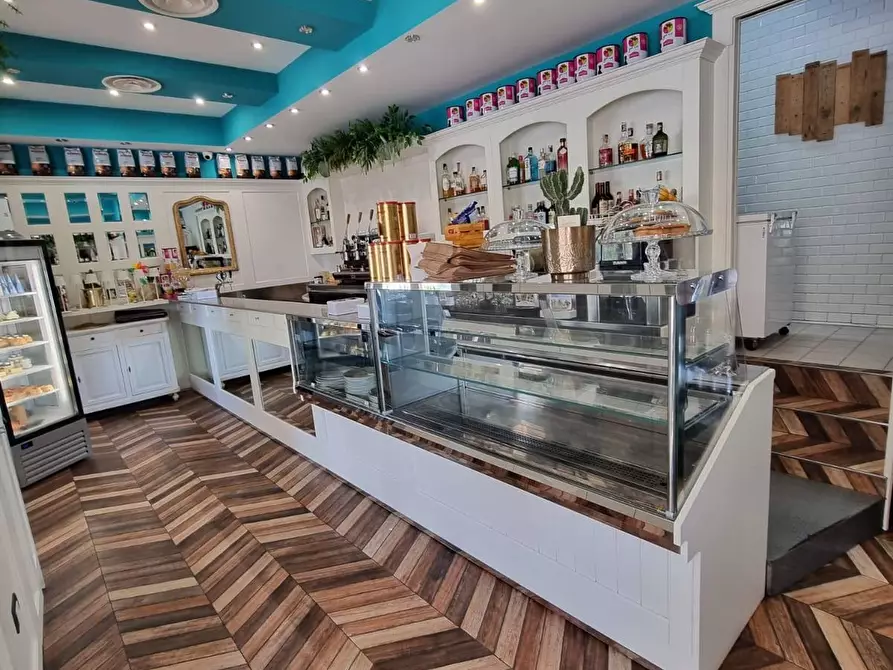 Immagine 2 di Attività commerciale in vendita  a Marigliano