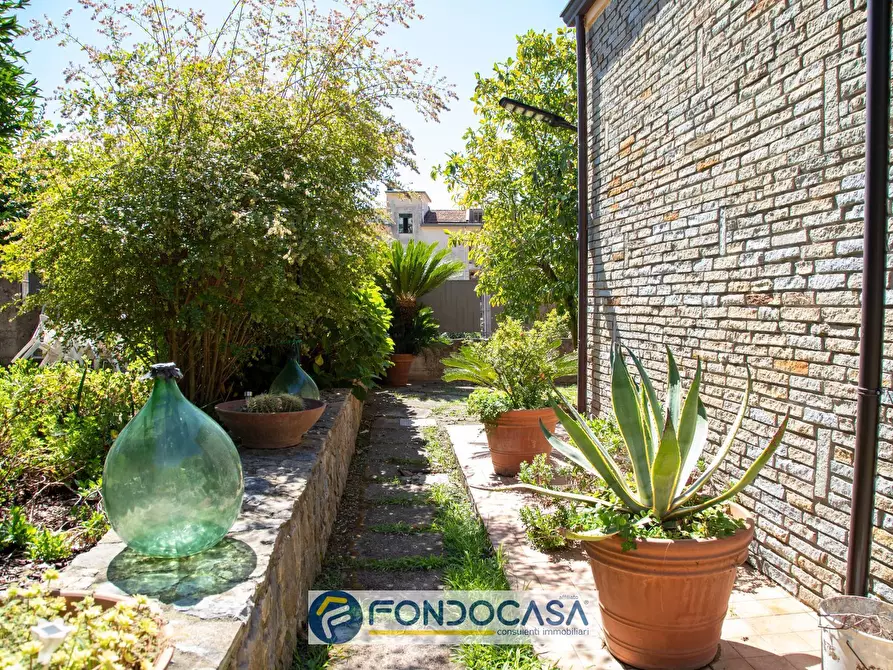 Immagine 10 di Villa in vendita  in Via Postiglione a Salerno