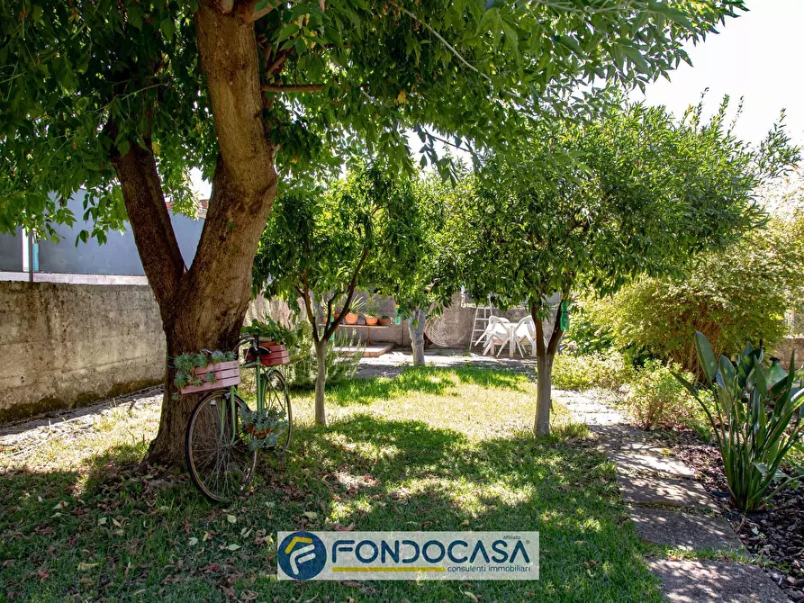 Immagine 11 di Villa in vendita  in Via Postiglione a Salerno