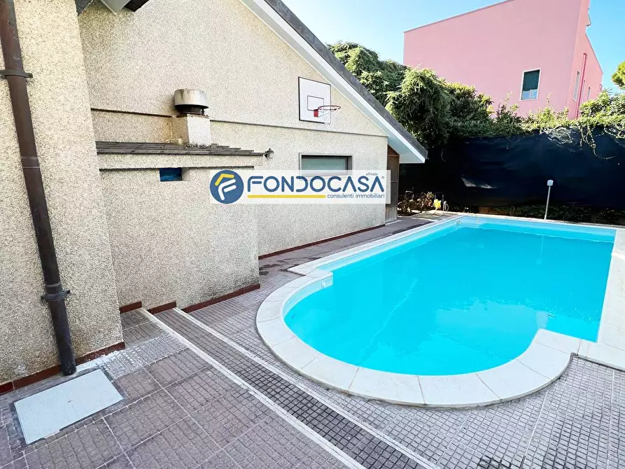 Immagine 10 di Villa in vendita  in Via Ancona a Brindisi