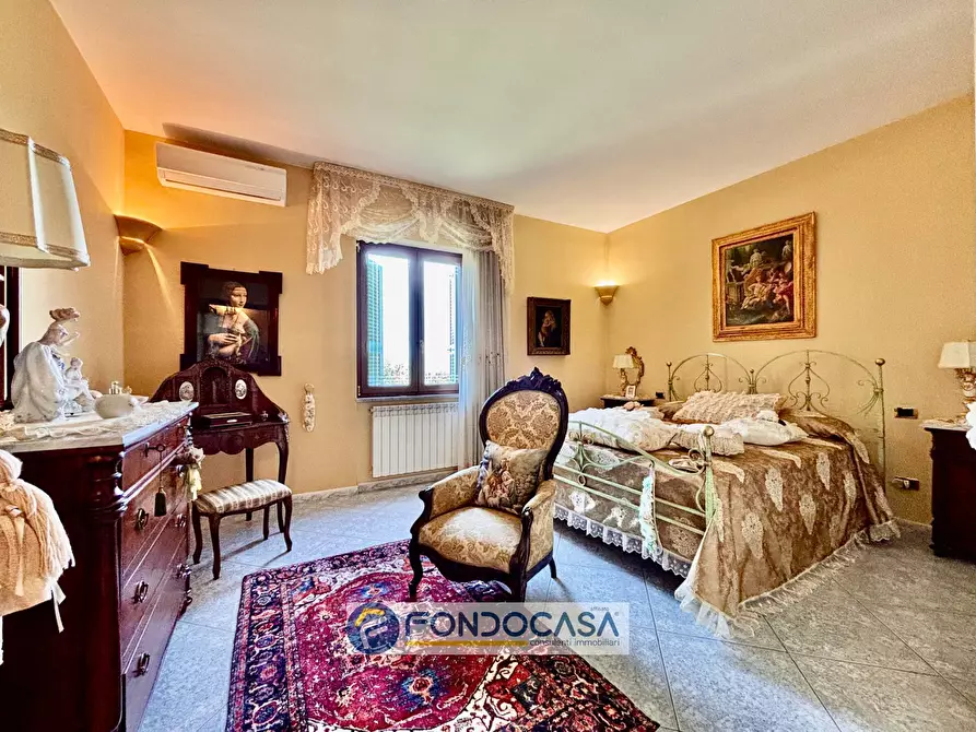 Immagine 12 di Palazzo in vendita  in via appia sud a Sant'antimo