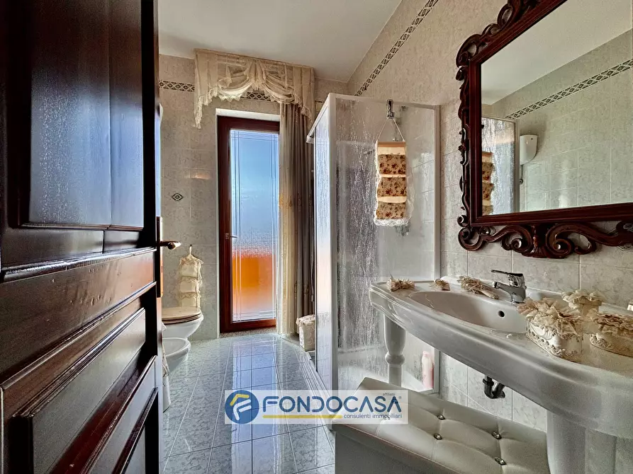 Immagine 15 di Palazzo in vendita  in via appia sud a Sant'antimo