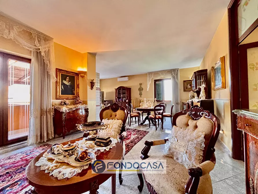 Immagine 28 di Palazzo in vendita  in via appia sud a Sant'antimo