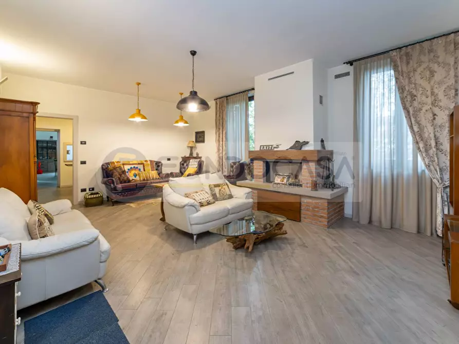 Immagine 4 di Villa in vendita  in Via Roma a Mediglia