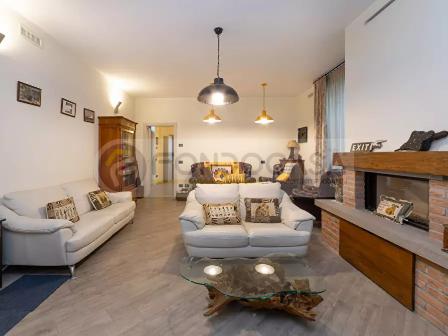 Immagine 7 di Villa in vendita  in Via Roma a Mediglia