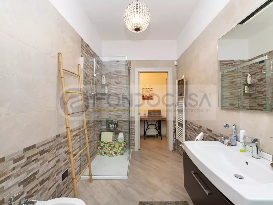 Immagine 11 di Villa in vendita  in Via Roma a Mediglia