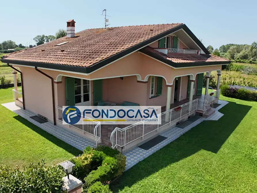 Immagine 1 di Villa in vendita  in via dei Coltivatori a Viareggio