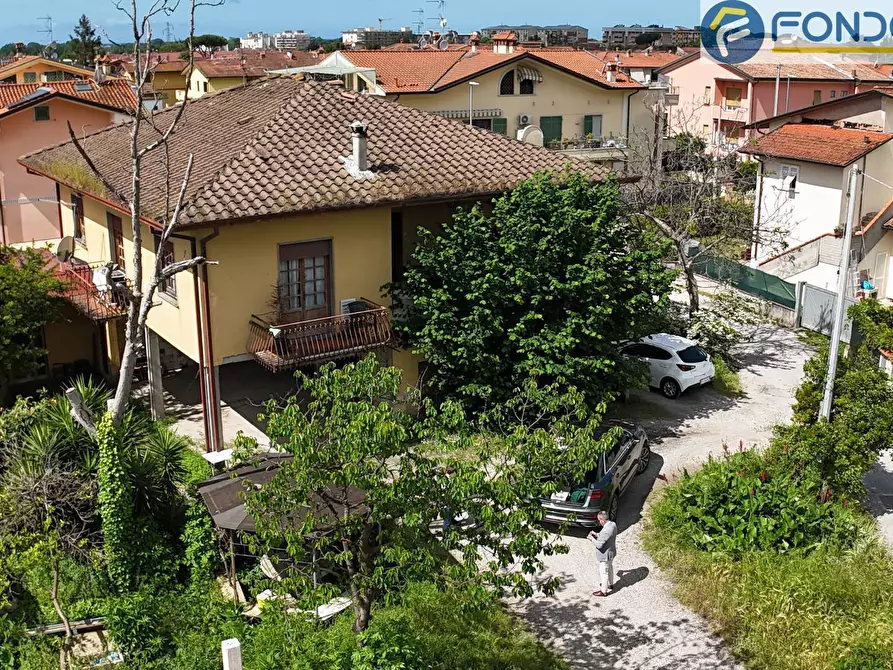 Immagine 5 di Appartamento in vendita  in via teani a Massa