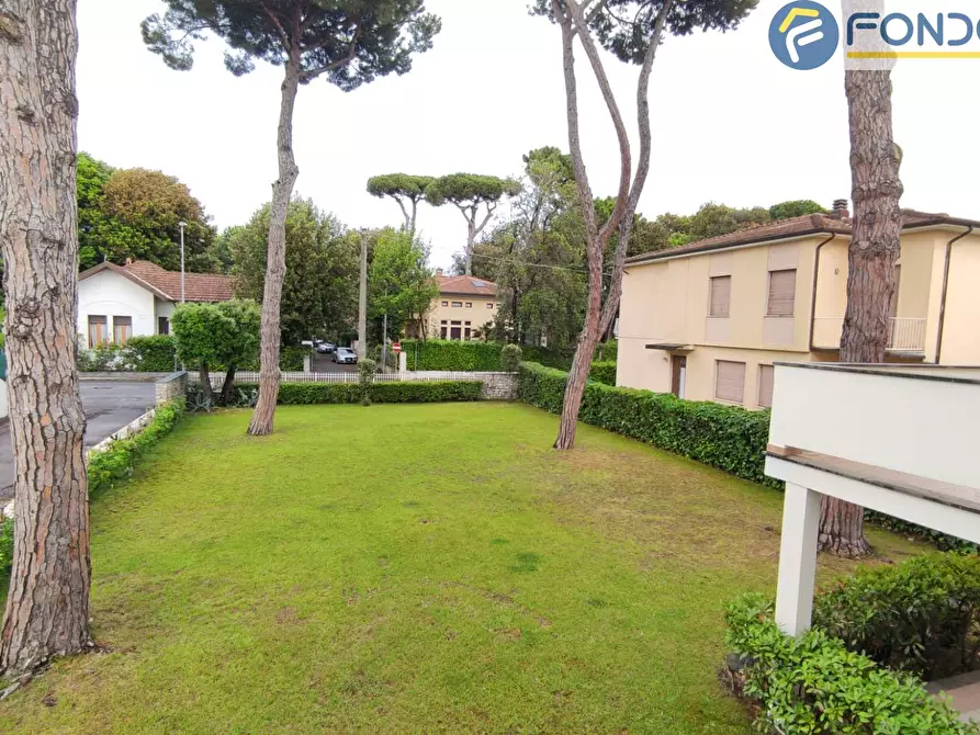 Immagine 1 di Villa in vendita  in via delle mimose a Camaiore