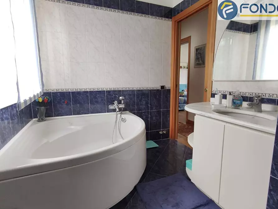 Immagine 11 di Villa in vendita  in via delle mimose a Camaiore