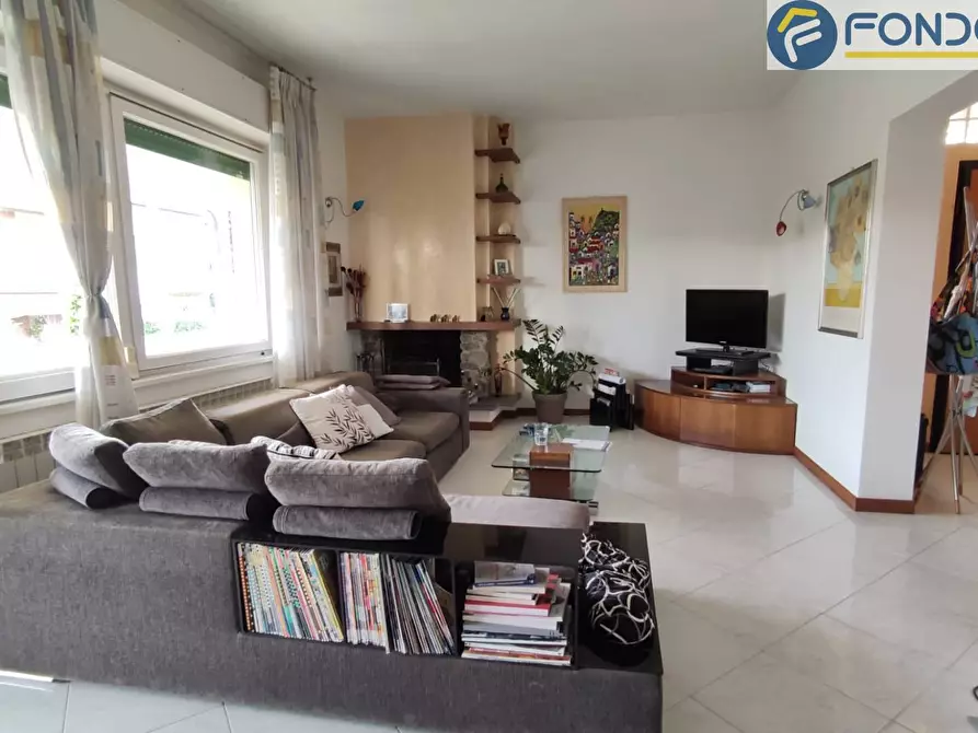 Immagine 9 di Villa in vendita  in via delle mimose a Camaiore