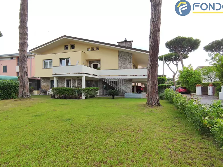 Immagine 2 di Villa in vendita  in via delle mimose a Camaiore