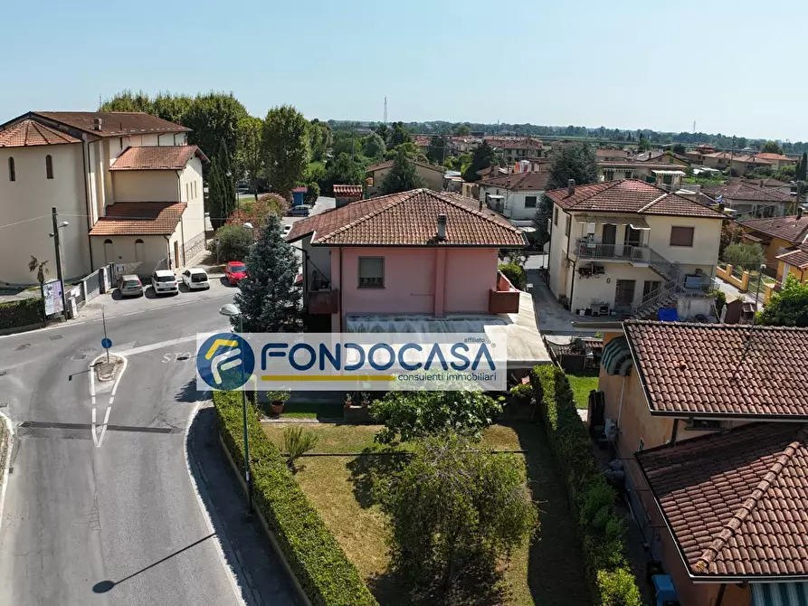 Immagine 3 di Villa in vendita  in Via di Mezzo a Massarosa