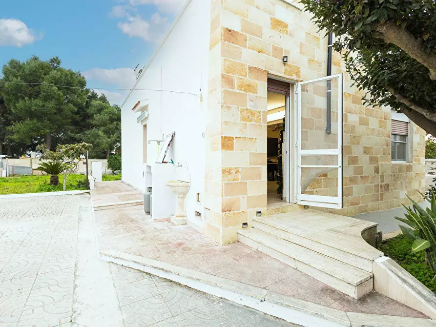 Immagine 19 di Villa in vendita  in STRADA DEI VINI a Brindisi
