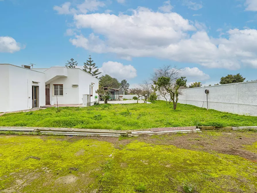 Immagine 20 di Villa in vendita  in STRADA DEI VINI a Brindisi