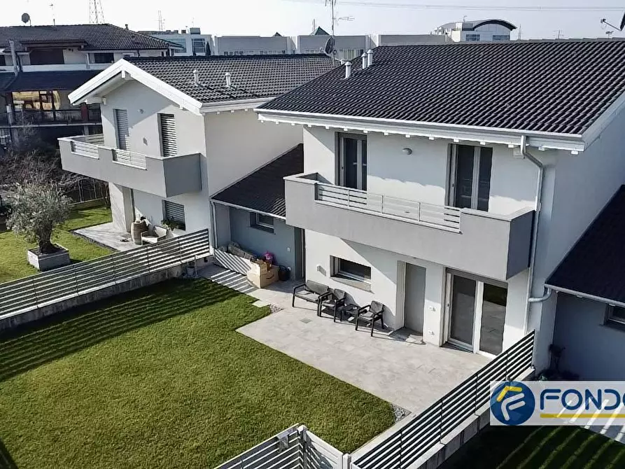 Immagine 2 di Villa in vendita  a Carobbio Degli Angeli