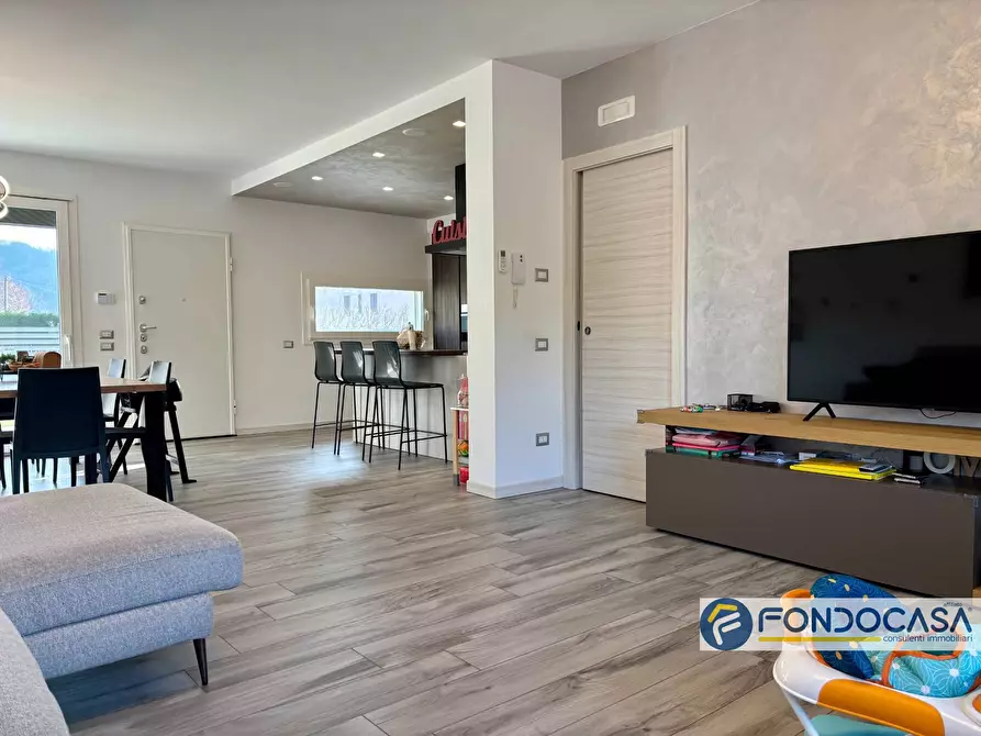 Immagine 6 di Villa in vendita  a Carobbio Degli Angeli