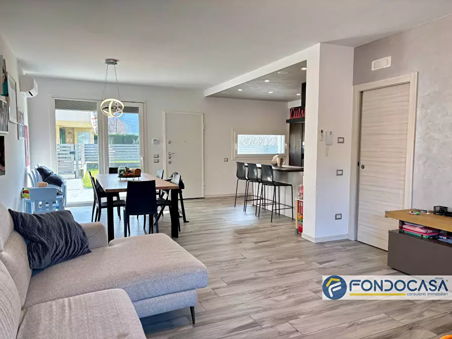 Immagine 5 di Villa in vendita  a Carobbio Degli Angeli