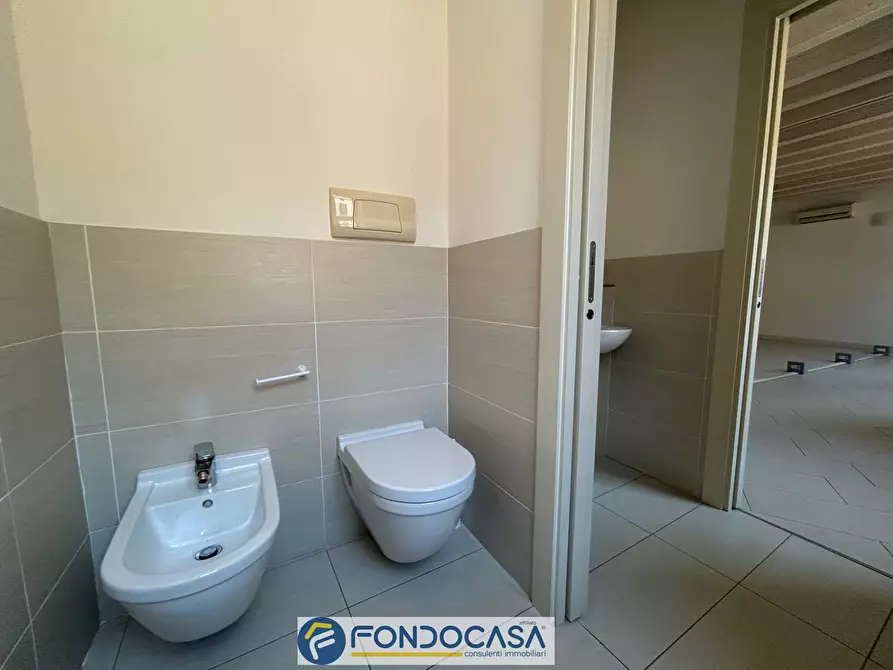 Immagine 11 di Ufficio in affitto  a Rovato