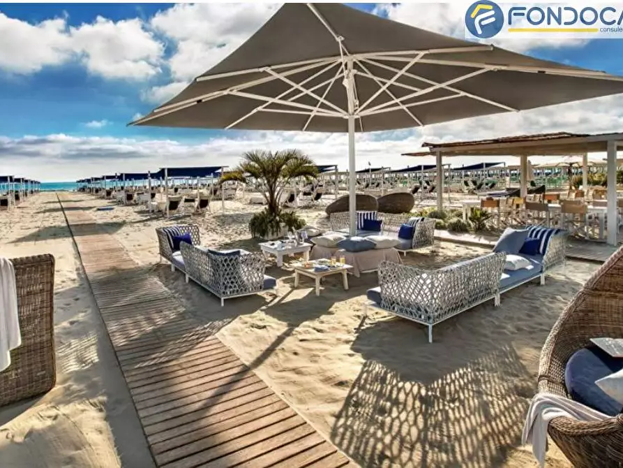 Immagine 9 di Casa bifamiliare in vendita  in Via dei MIlle a Forte Dei Marmi