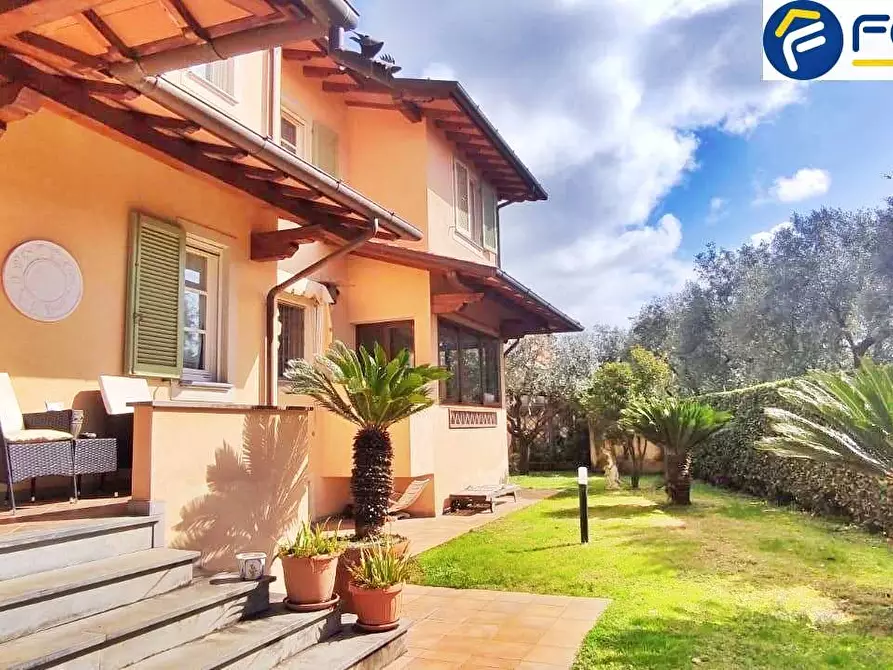 Immagine 3 di Villa in vendita  in via martiri di s. anna a Seravezza