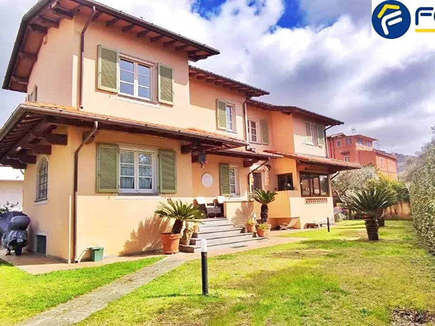 Immagine 2 di Villa in vendita  in via martiri di s. anna a Seravezza