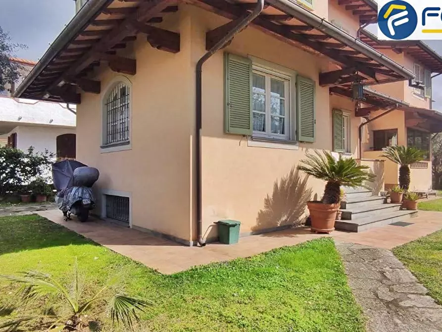 Immagine 1 di Villa in vendita  in via martiri di s. anna a Seravezza