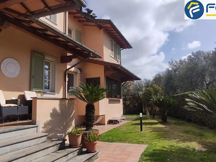 Immagine 25 di Villa in vendita  in via martiri di s. anna a Seravezza