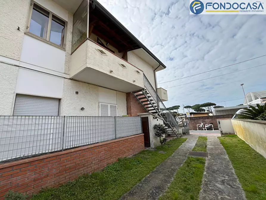 Immagine 2 di Casa bifamiliare in vendita  in via Macchia Monteggiorini a Camaiore