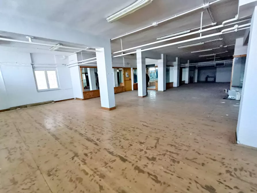 Immagine 1 di Locale commerciale in affitto  a Pomigliano D'arco