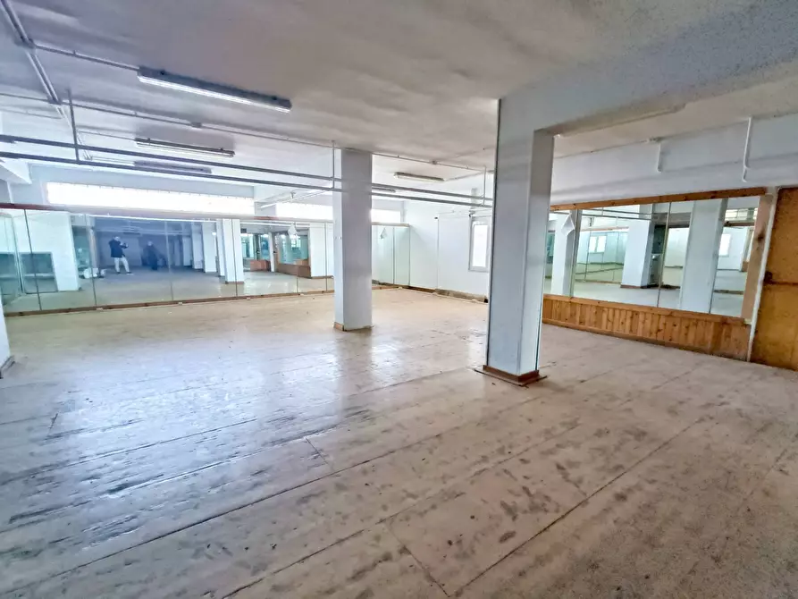 Immagine 2 di Locale commerciale in affitto  a Pomigliano D'arco